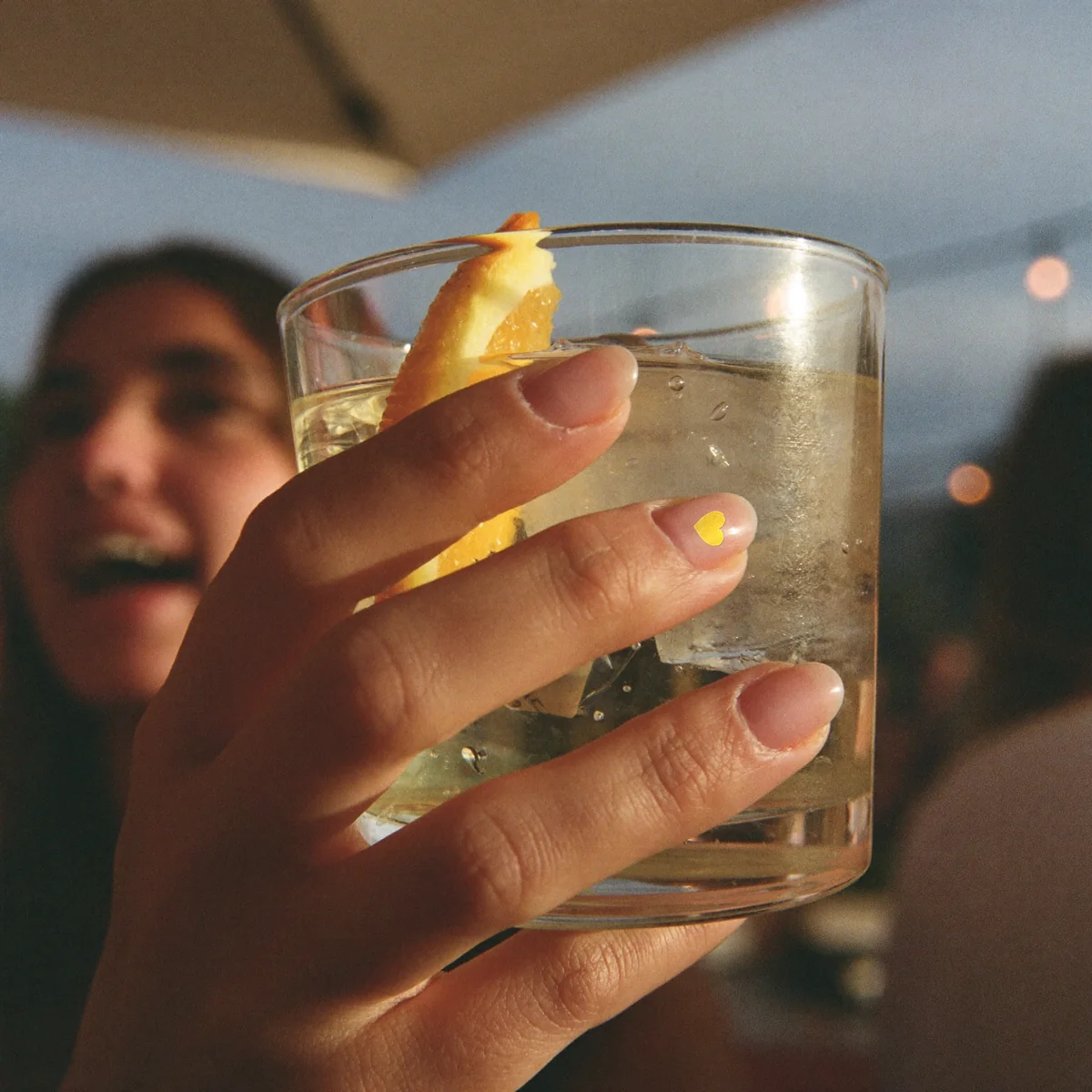 Spy Nails en una terraza.