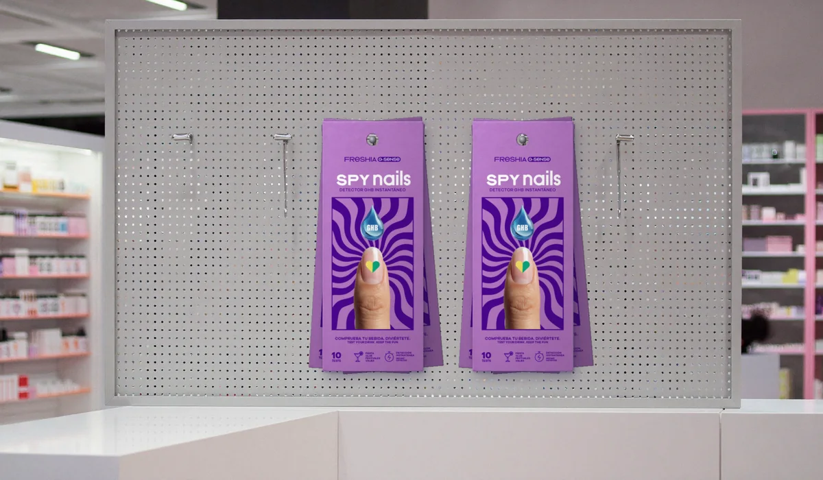 Cajas de Spy Nails colgadas en el expositor de una tienda.