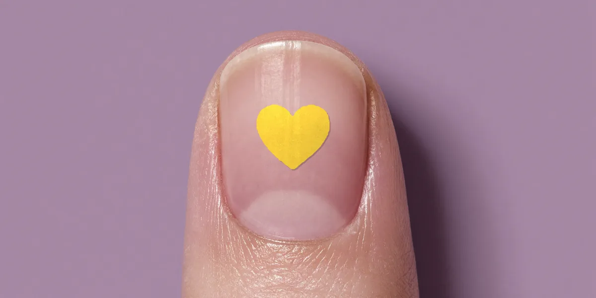 Uña con la pegatina de Spy Nails: el corazón sigue amarillo, resultado negativo.