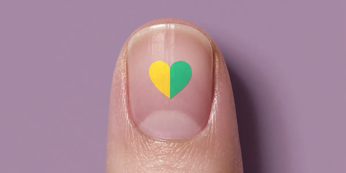 La misma uña con una mitad del corazón en verde: resultado positivo.